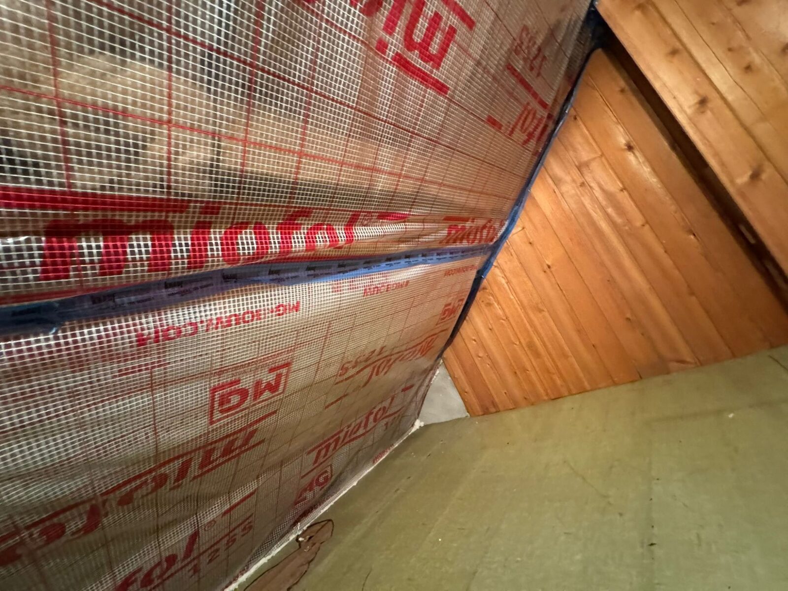 Binnenwandisolatie met reflecterende dampremmende folie tegen de wand