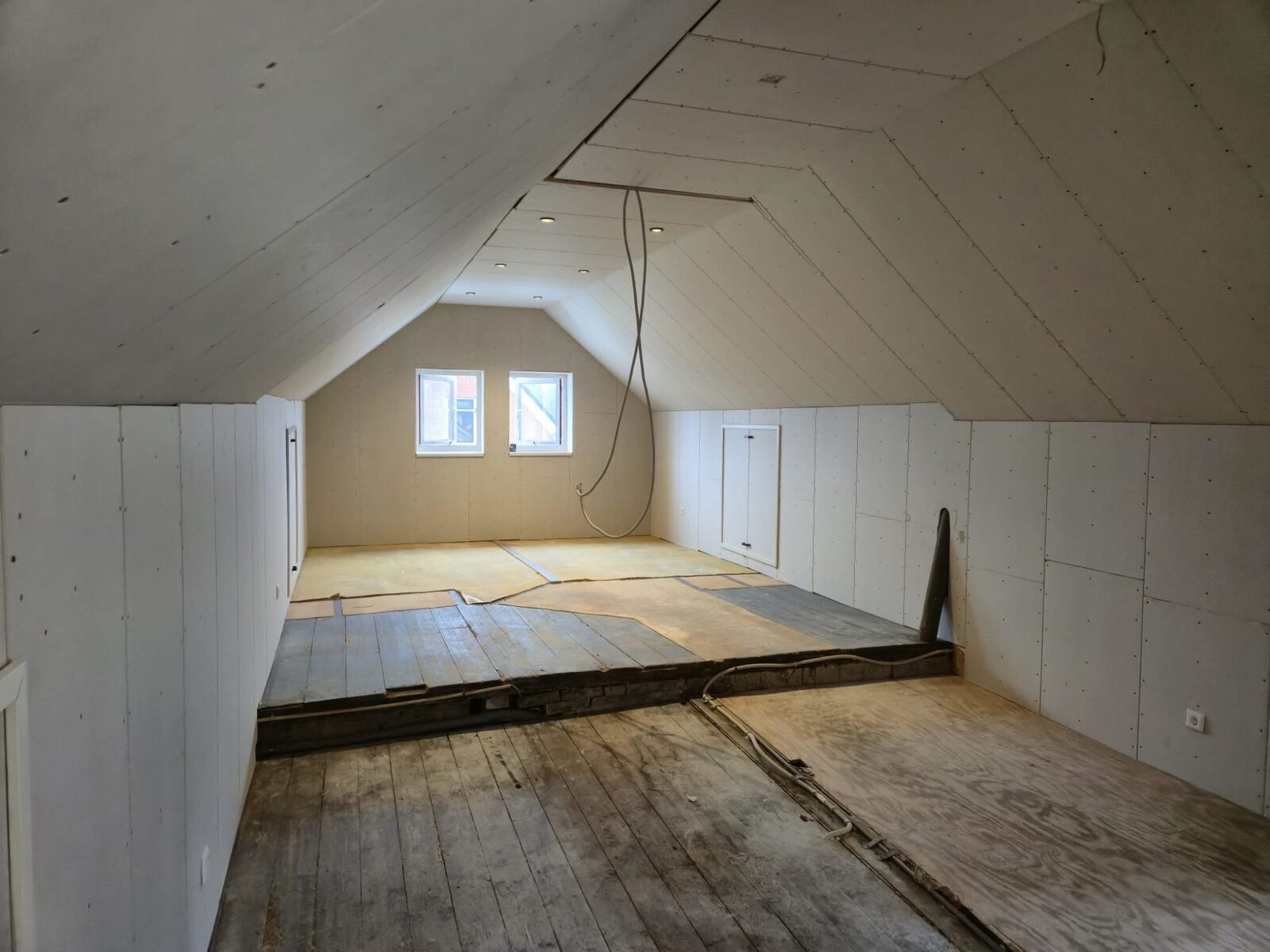 Strak afgewerkte, geïsoleerde zolder door JW Hout & Tuinbouw in Groningen
