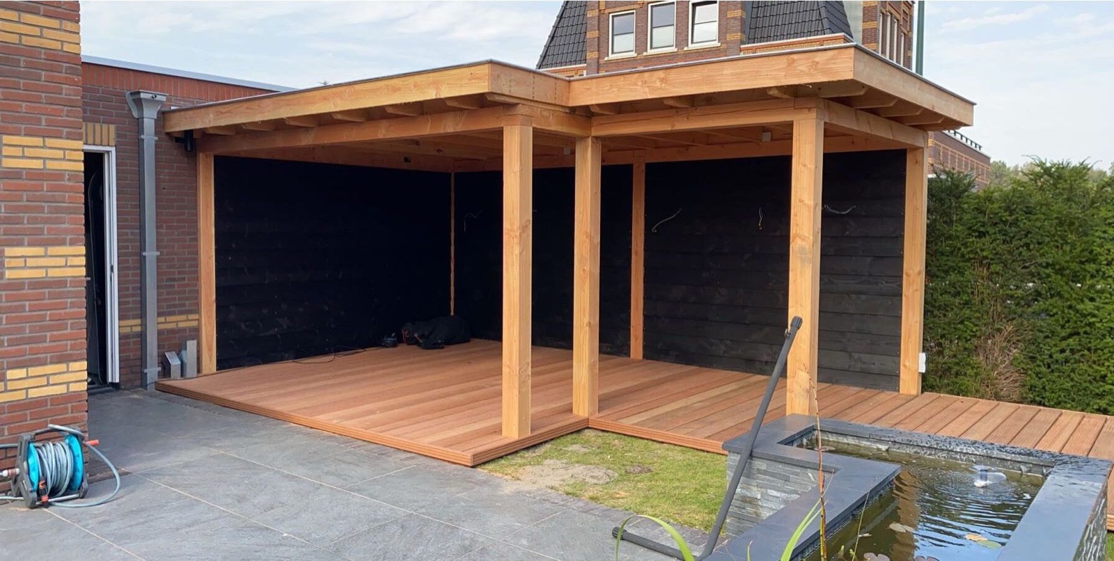 Houten terrasoverkapping geplaatst door JW Hout & Tuinbouw