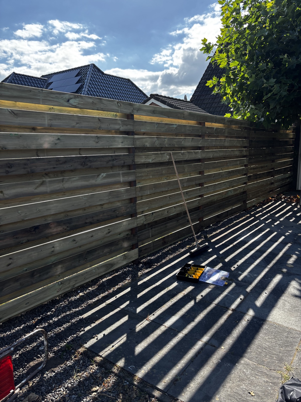 Lange horizontale houten schutting