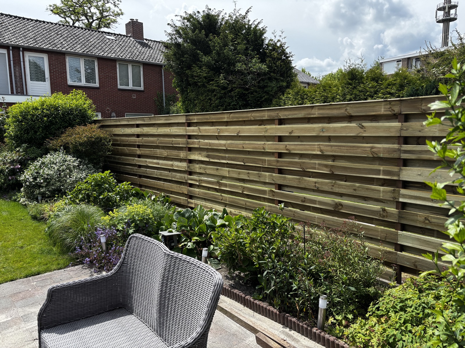 Houten horizontale schutting vakkundig geplaatst in tuin door JW Hout & Tuinbouw