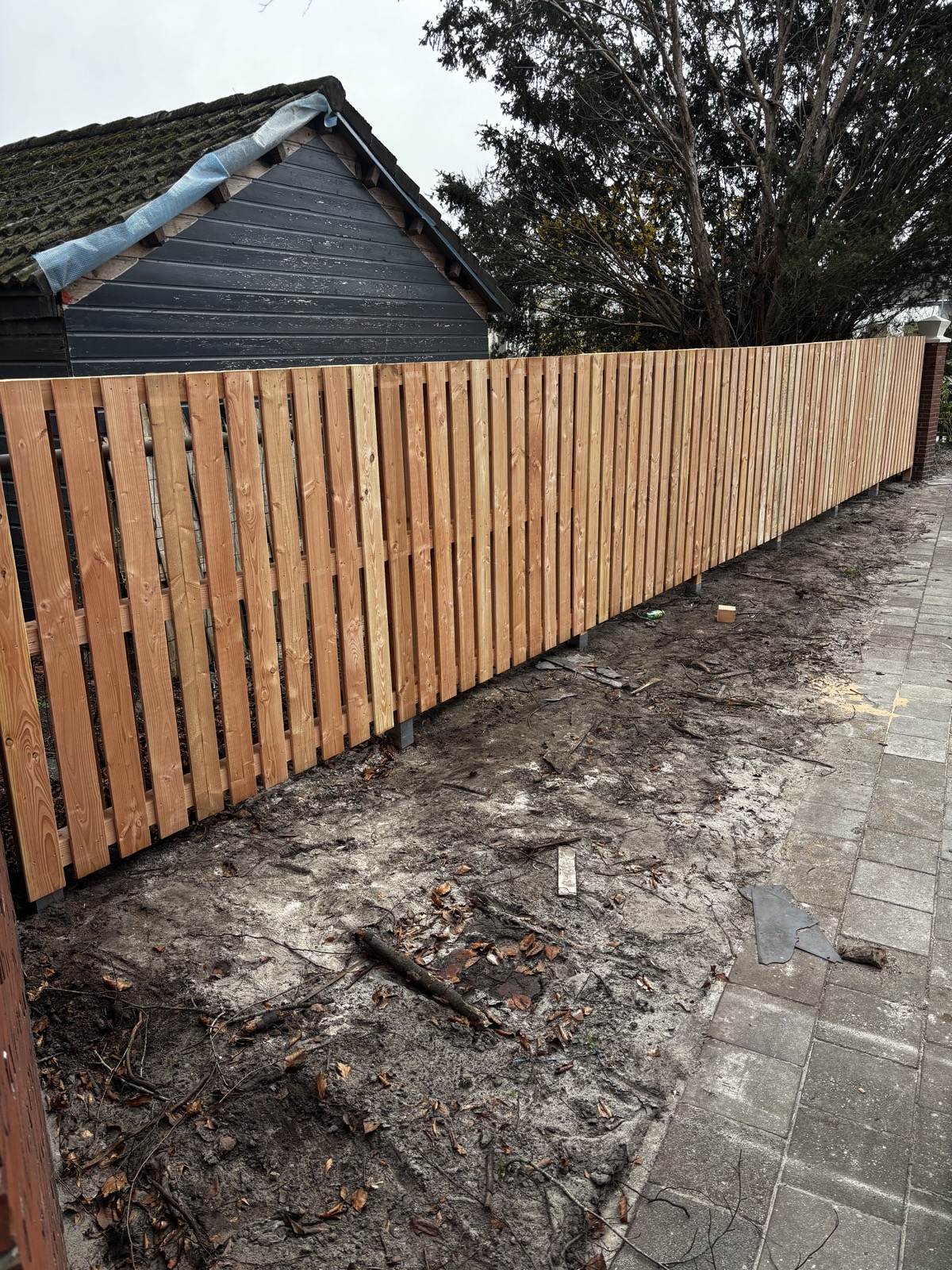 Verticale grenen schutting lang