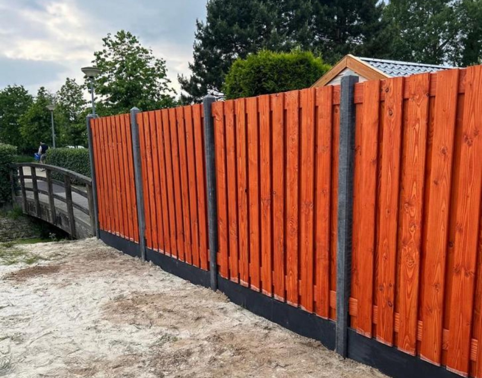 Verticale houten schutting met betonpalen — Groningen